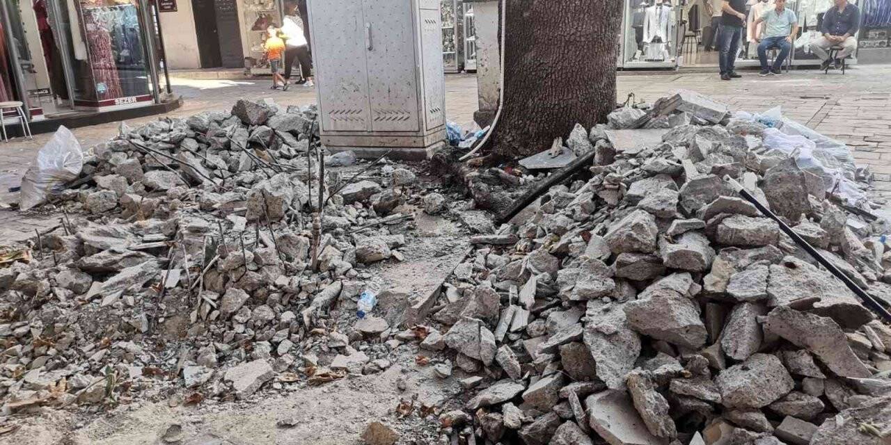 Tarihi Kemeraltı Çarşısı’ndaki 65 yıllık şadırvanı yıktılar