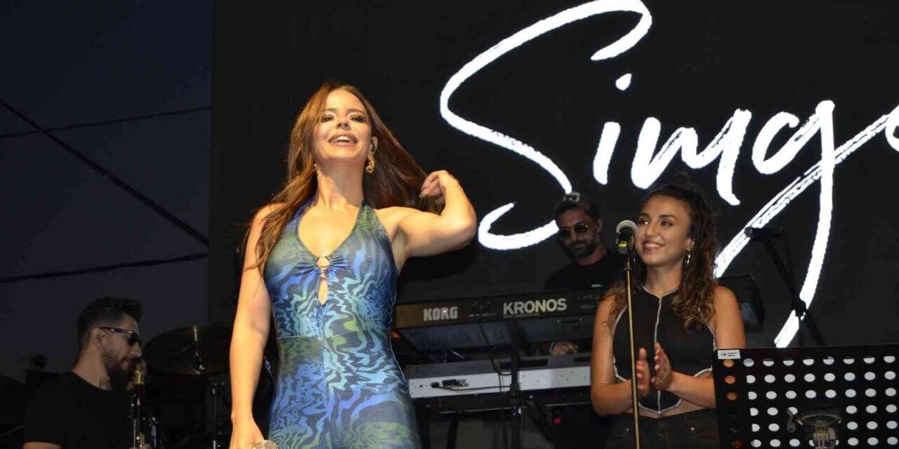 Simge, Afyonkarahisar’da sevenleri ile bir araya geldi