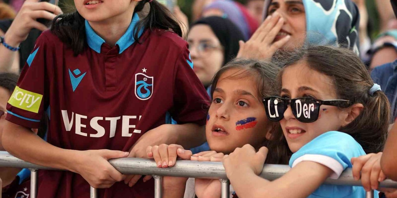 Trabzonsporlu taraftarlar meşalelerle geceyi aydınlattı