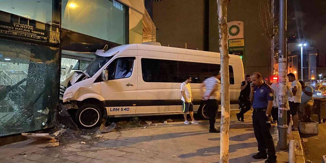 Kağıthane’de öksürük krizi tutan şoför, servis aracıyla bankaya girdi: 1 yaralı