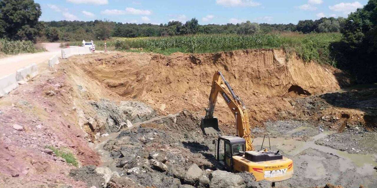 İzmit Yenice köyünde menfez yapılıyor