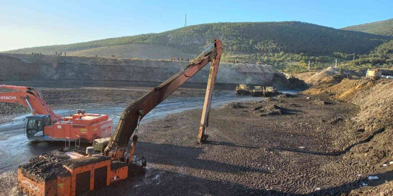 Çamur altına kalan işçinin cansız bedenine ulaşıldı