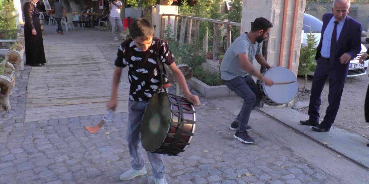 12 yaşındaki Koray, doktor olmak için davul çalıyor