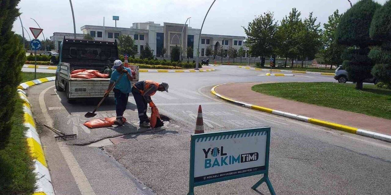 Yol bakım timi çalışmalarını sürdürüyor
