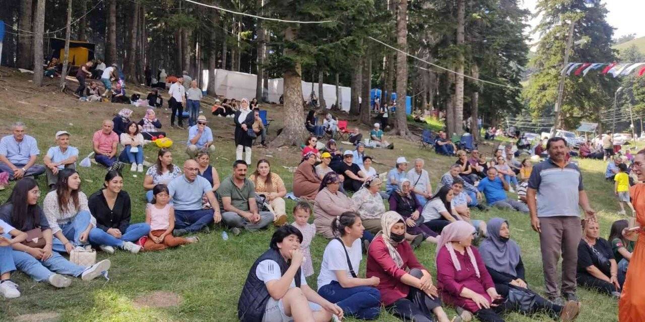 Yamaç paraşütçüsü festivalde piknikçilerin arasına inince yürekler ağza geldi
