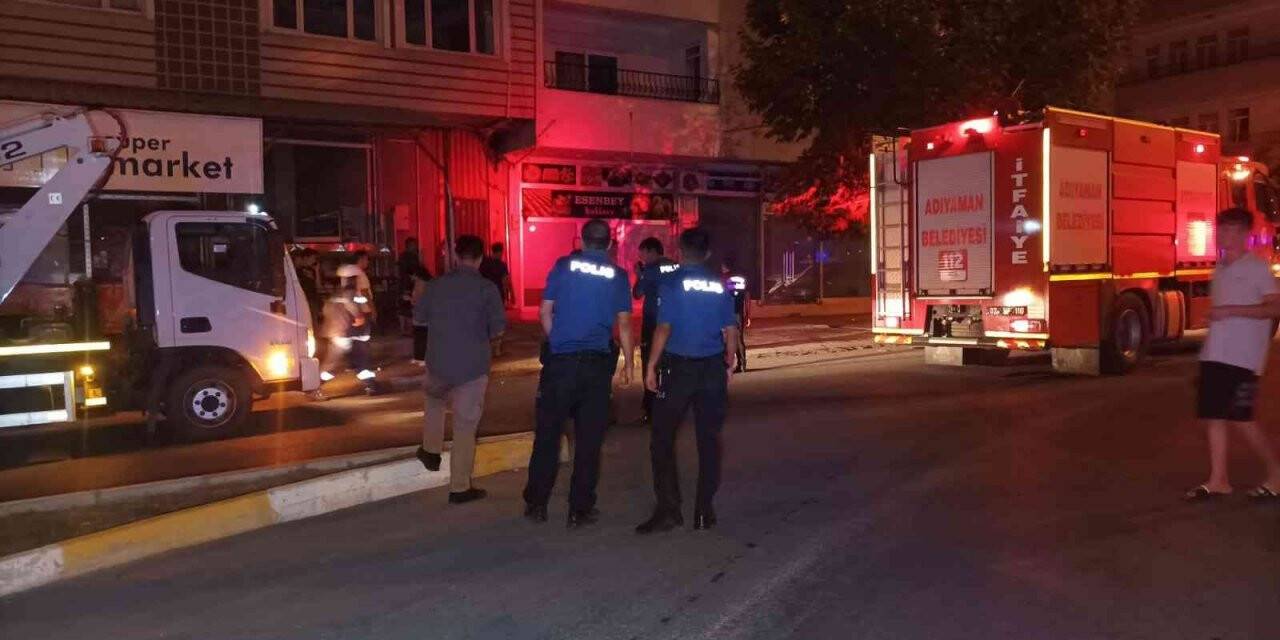 Patlayan elektrik kablolarına suyla müdahale ettiler