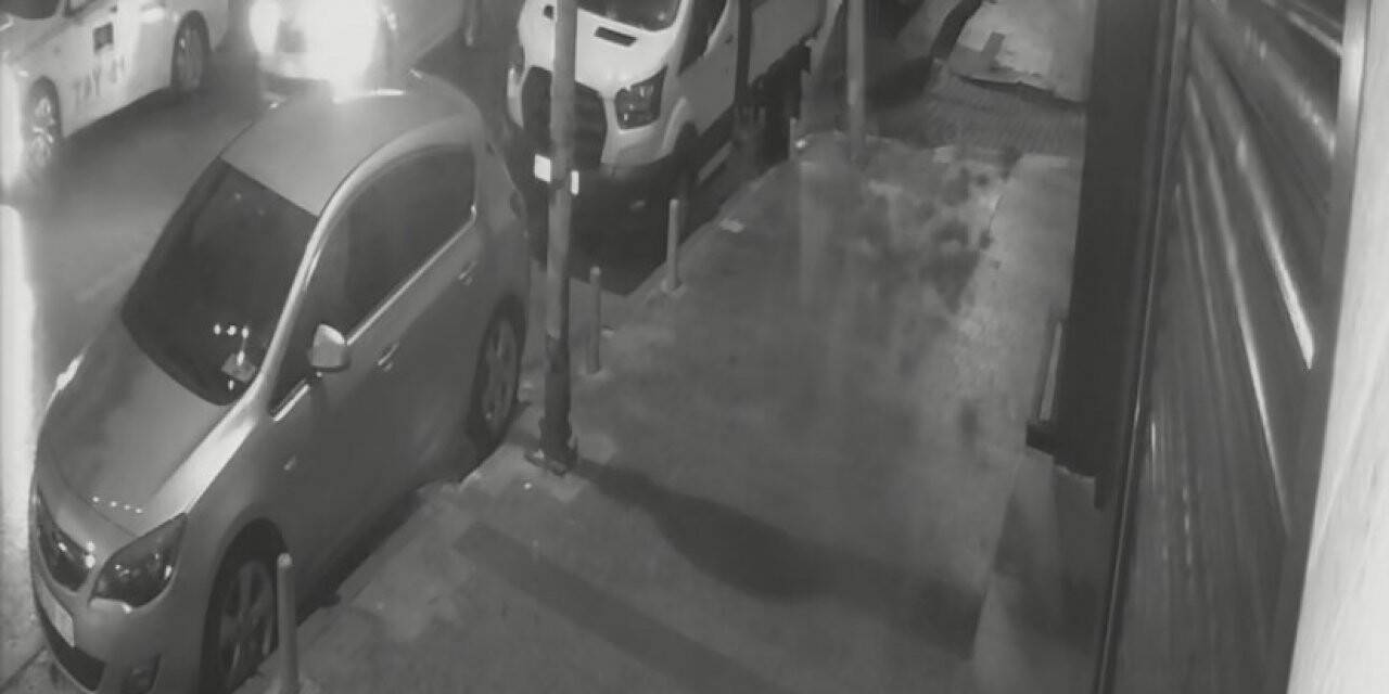 İstanbul’da servis aracının bankaya daldığı anlar kamerada: Para çekerken ölümden döndü