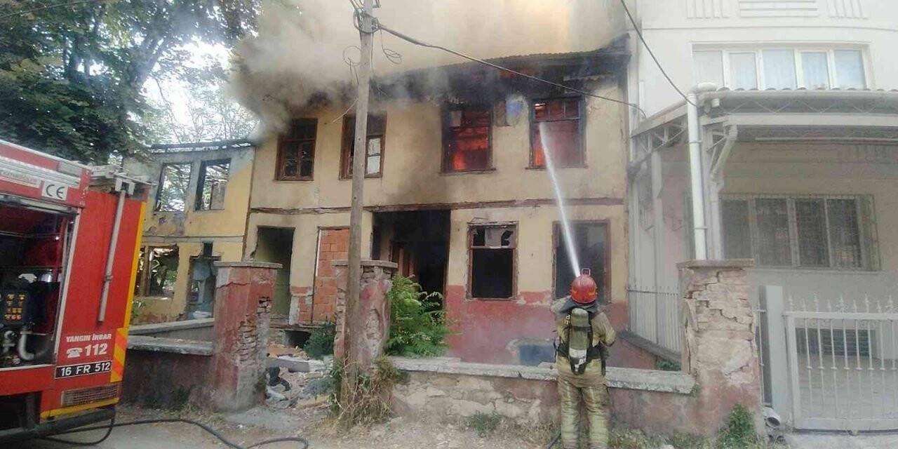 Bursa’da iki katlı ahşap ev küle döndü