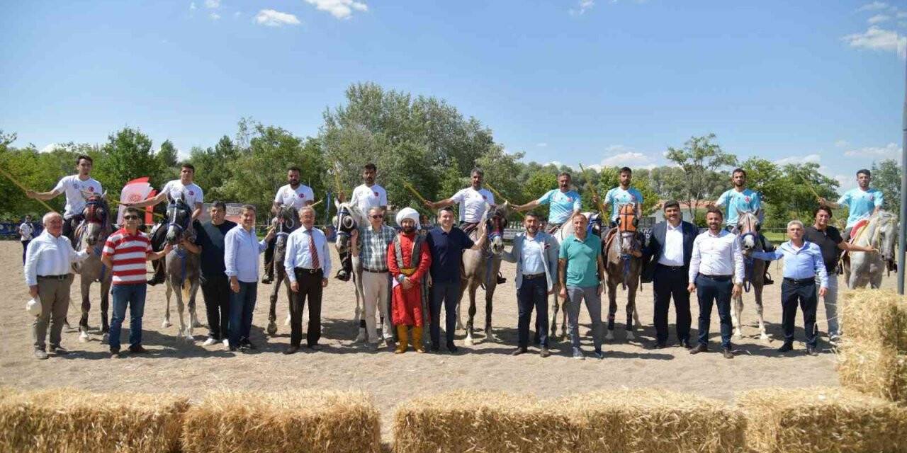 Geleneksel kıyafetli atlı okçular Kahramankazan’da buluştu