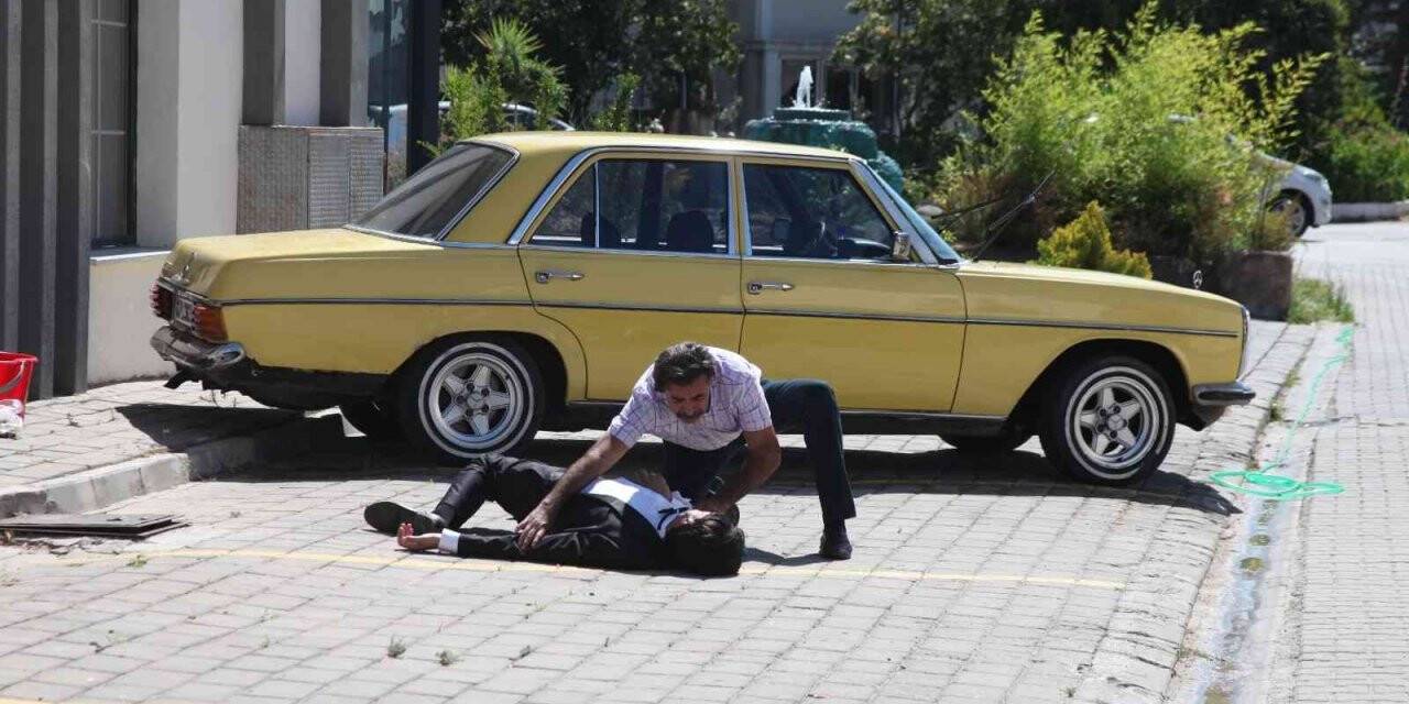 Ünlü oyunculardan kısa yoldan şöhret olmak isteyen gençlere eleştiri