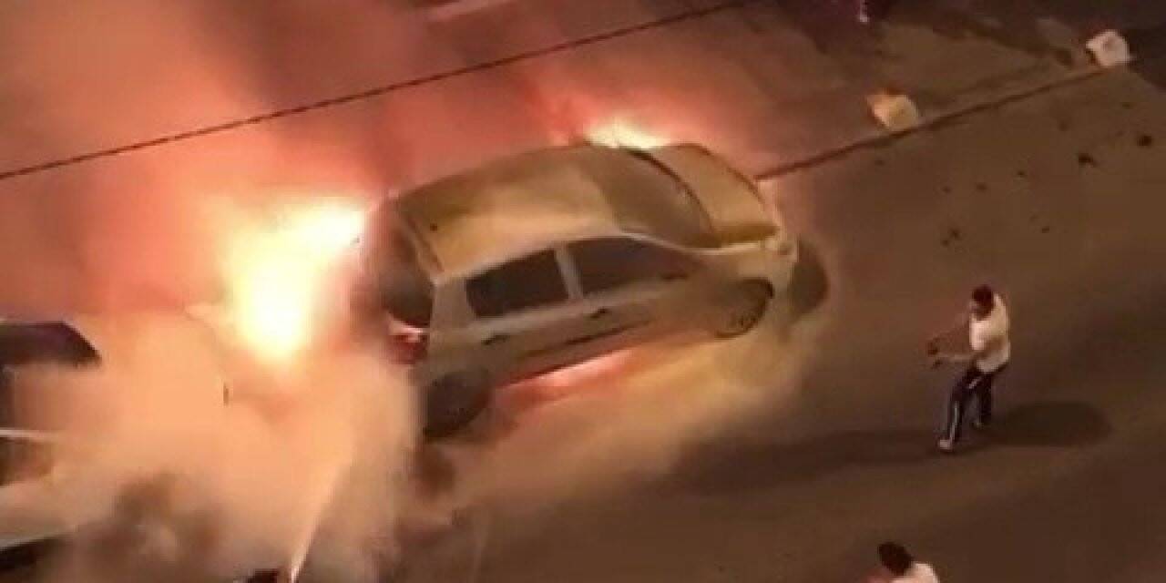 Alevler içinde kalan aracı yangın tüpüyle söndürmeye çalıştılar