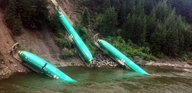 Üç uçak birden aynı göle düştü
