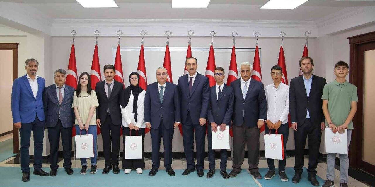 Muş Valisi Gündüzöz, YKS ve LGS birincilerini tebrik etti