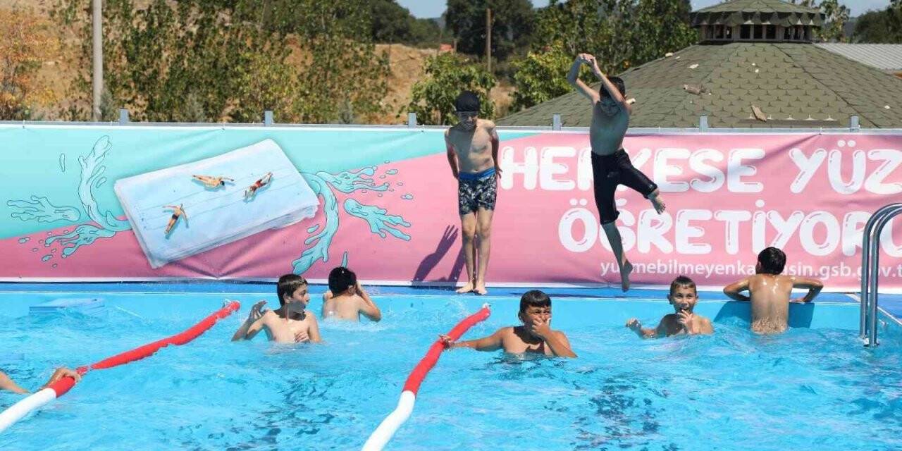 Çocuklar havuzda eğleniyor