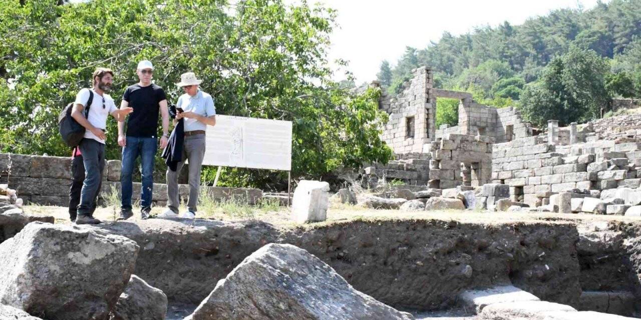 Kaymakam ve Büyükelçiden kazı ekibine ziyaret