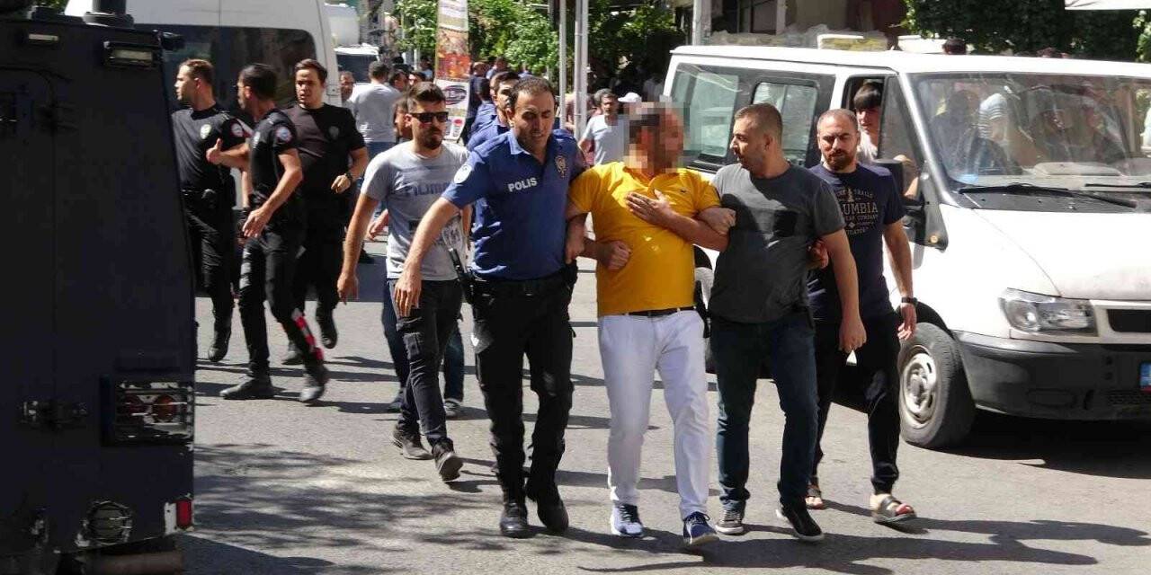 6kişinin yaralandığı, 5 kişinin gözaltına alındığı kazada ortalık savaş alanına döndü