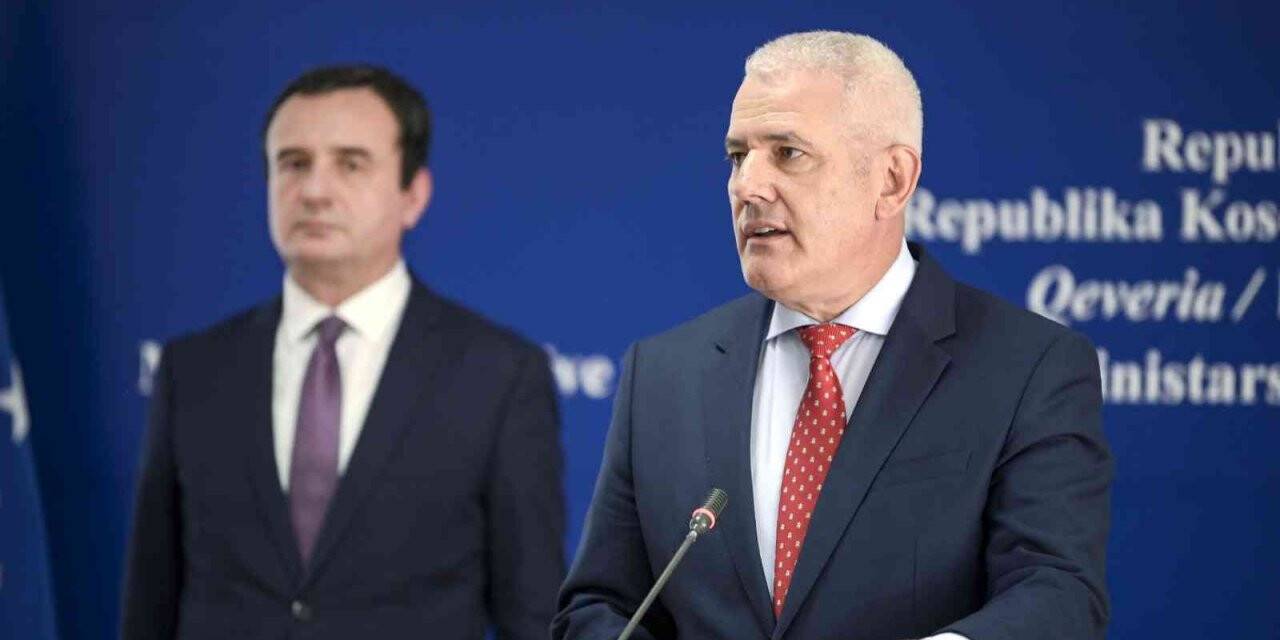 Kosova’da Sırplar, sınırda kurdukları barikatları kaldırılıyor