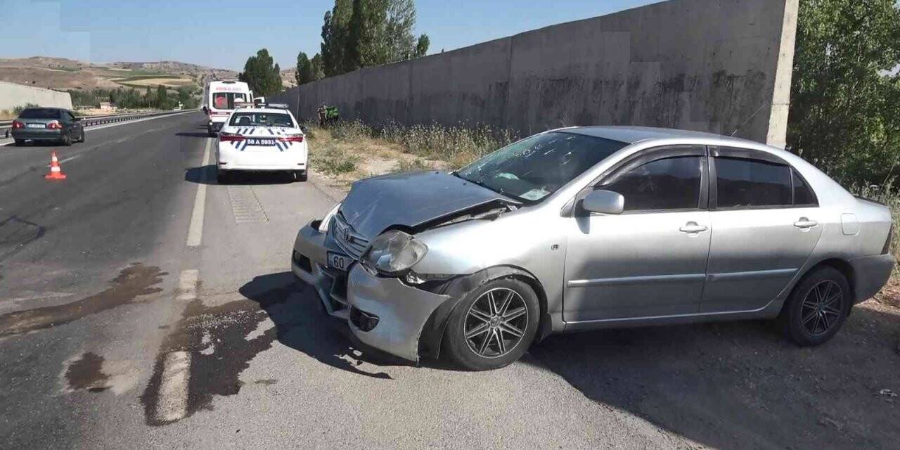 Sivas’ta otomobiller çarpıştı: 4’ü çocuk 13 yaralı