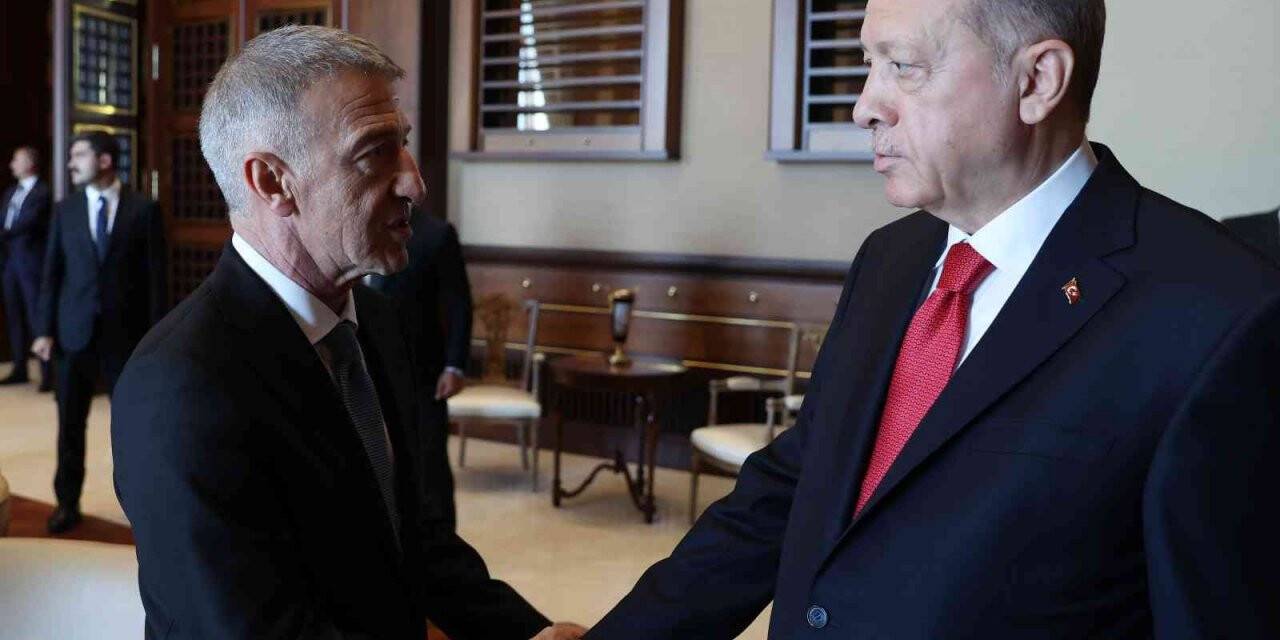 Cumhurbaşkanı Erdoğan, Trabzonspor Kulübü yönetici, teknik heyet ve futbolcularını kabul etti