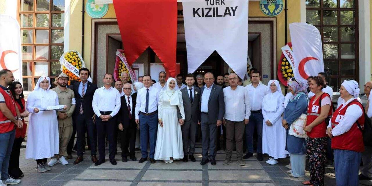 Nikahlarını kıydırıp, kan bağışında bulundular