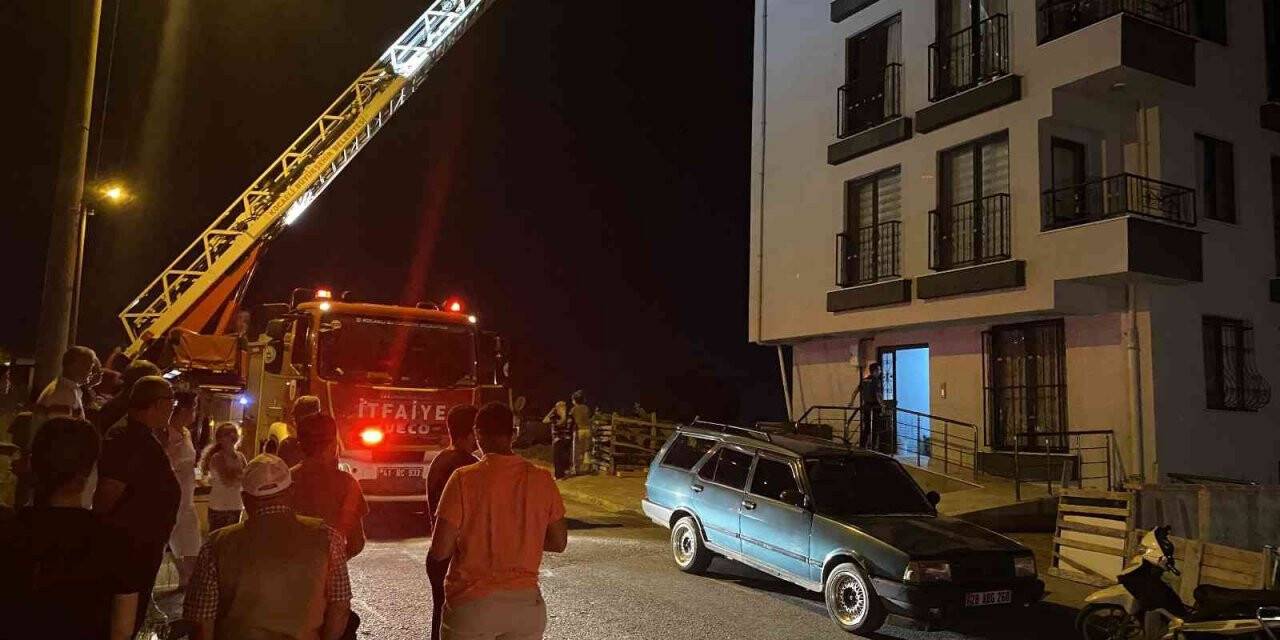 Binanın çatısında çıkan yangın vatandaşları sokağa döktü