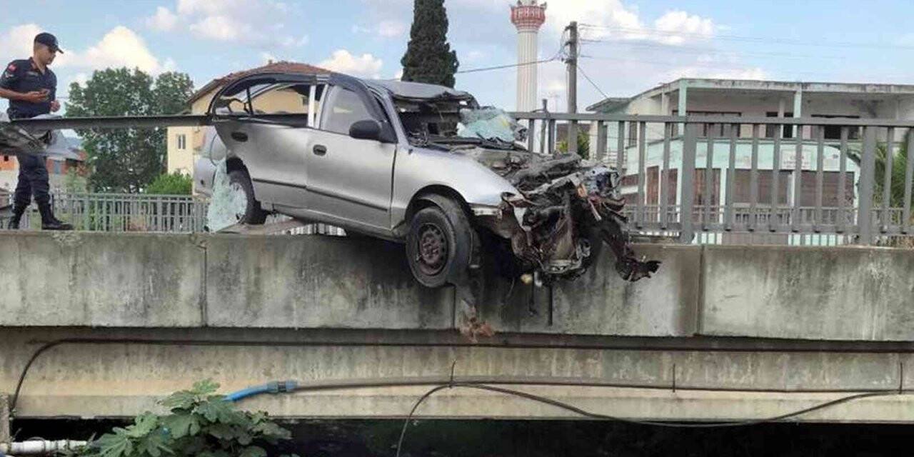 Köprünün korkulukları otomobile ok gibi saplandı: 1 yaralı