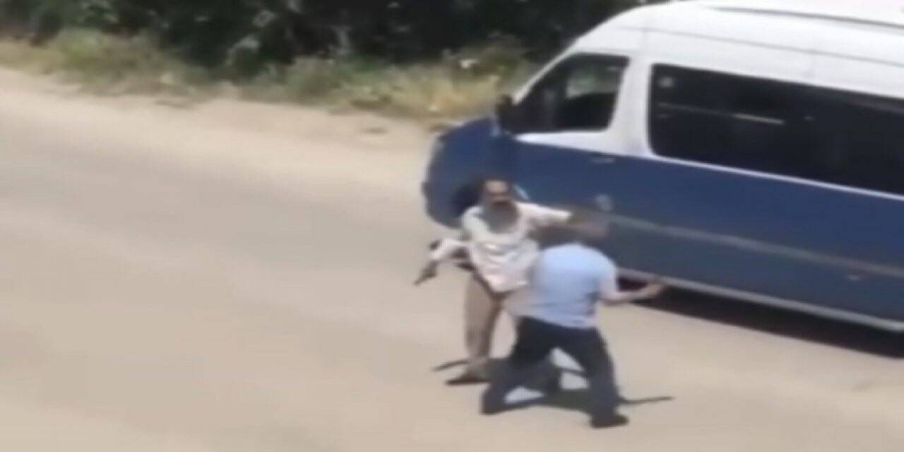 İşçi servisi ile minibüs şoförünün silahlı, sopalı kavgası kamerada