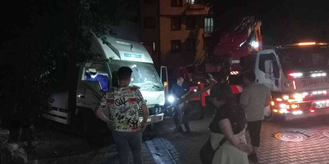 Kagıthane’de yokuş aşağı kaçan nakliye kamyonu devrilerek durabildi