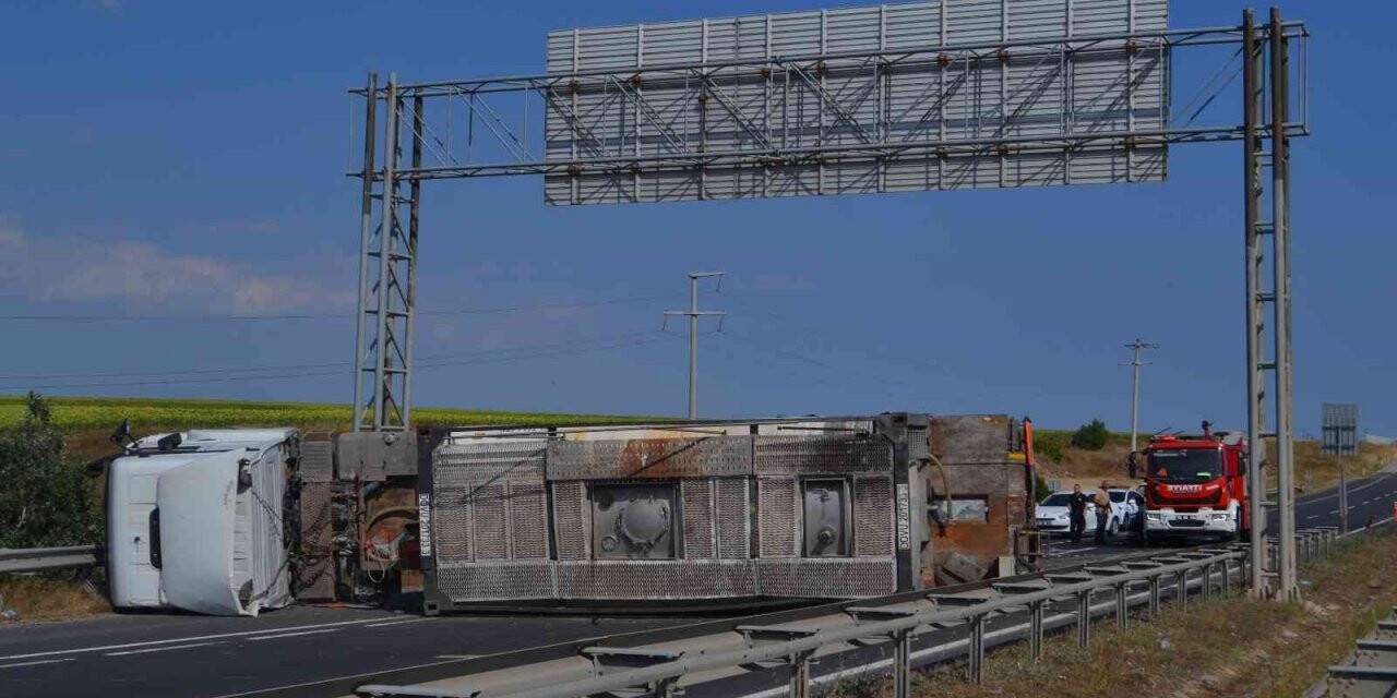 Çorlu’da yük tankeri devrildi