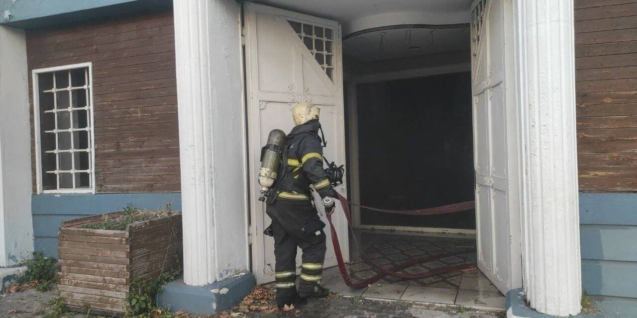 Fuardaki metruk binada yangın çıktı