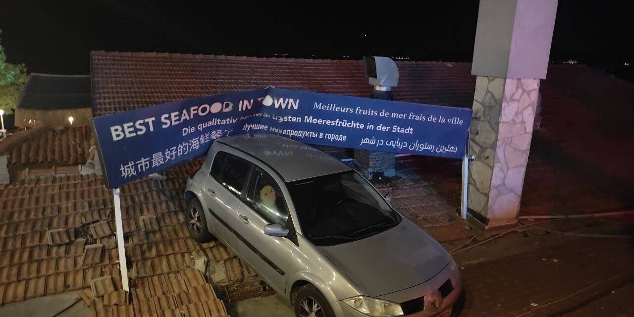 El freni çekilmeyen otomobil, çatıya uçtu