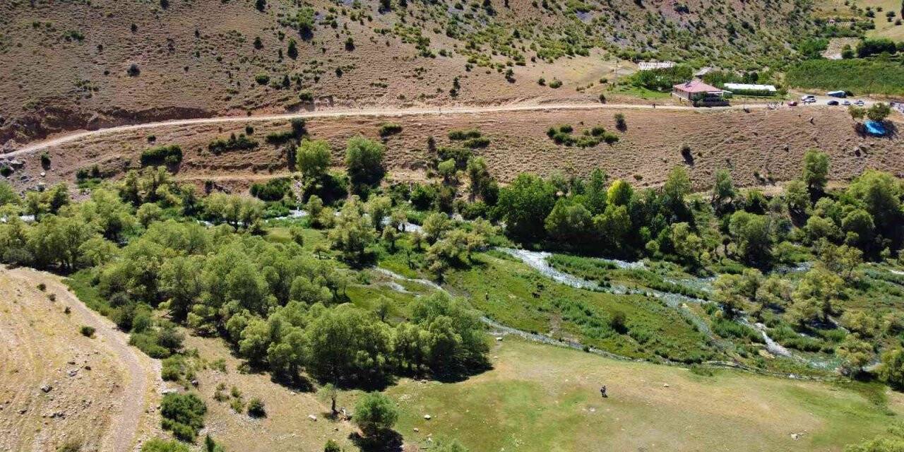 Doğa harikası Girlevik Şelalesi’ne hayat veren gözeler, ziyaretçilerin uğrak yeri oldu