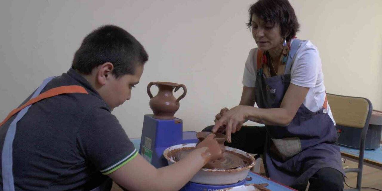 Özel öğrenciler çanak yaparak hem eğleniyor, hem de öğreniyorlar