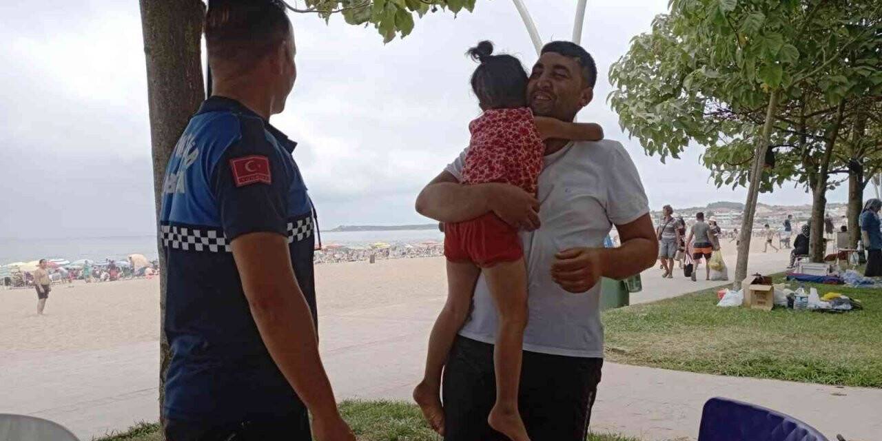 Sahilde kaybolan çocukları zabıta ekipleri ailelerine kavuşturdu