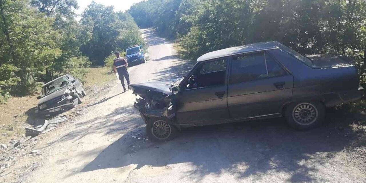 İki otomobil kafa kafaya çarpıştı: 4 yaralı