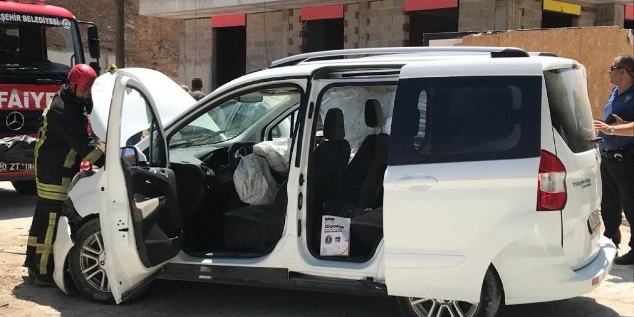 Hafif ticari araç otomobile çarptı; 4 yaralı