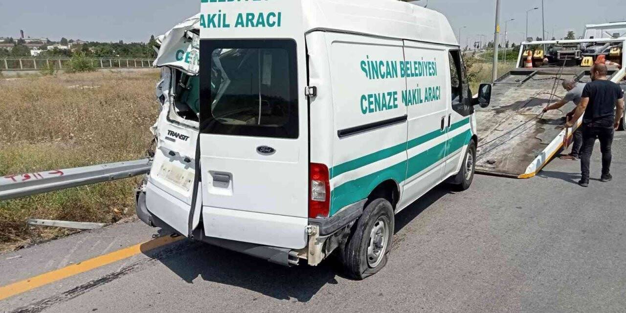 Kontrolden çıkan otomobil cenaze aracına çarptı: 2 yaralı