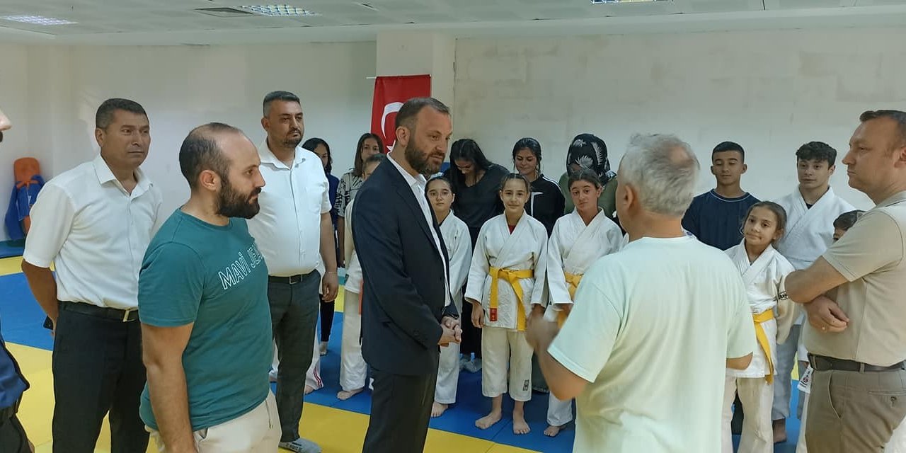 AK Parti Kütahya Merkez İlçe Başkanlığı’ndan Kapalı Spor Salonu’na ziyaret