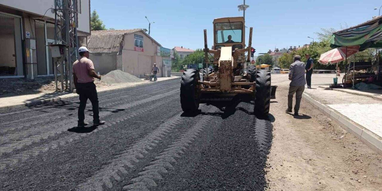 Yazıkonak’ta altyapı ve asfalt çalışması hız kesmeden devam ediyor