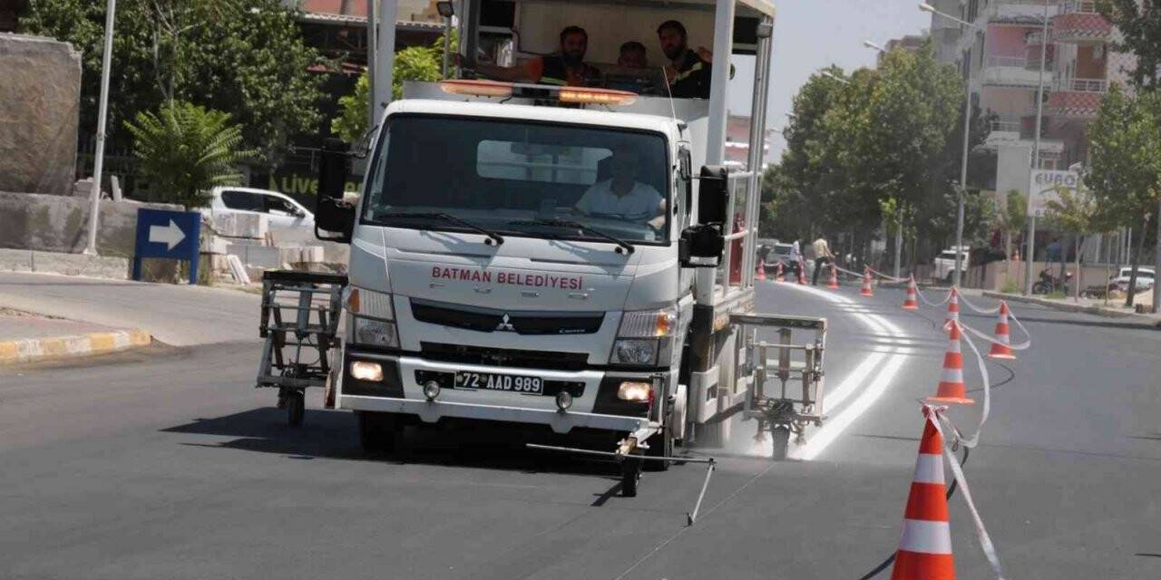 Batman’da silinmeye yüz tutmuş yol çizgileri daha belirgin hale getiriliyor