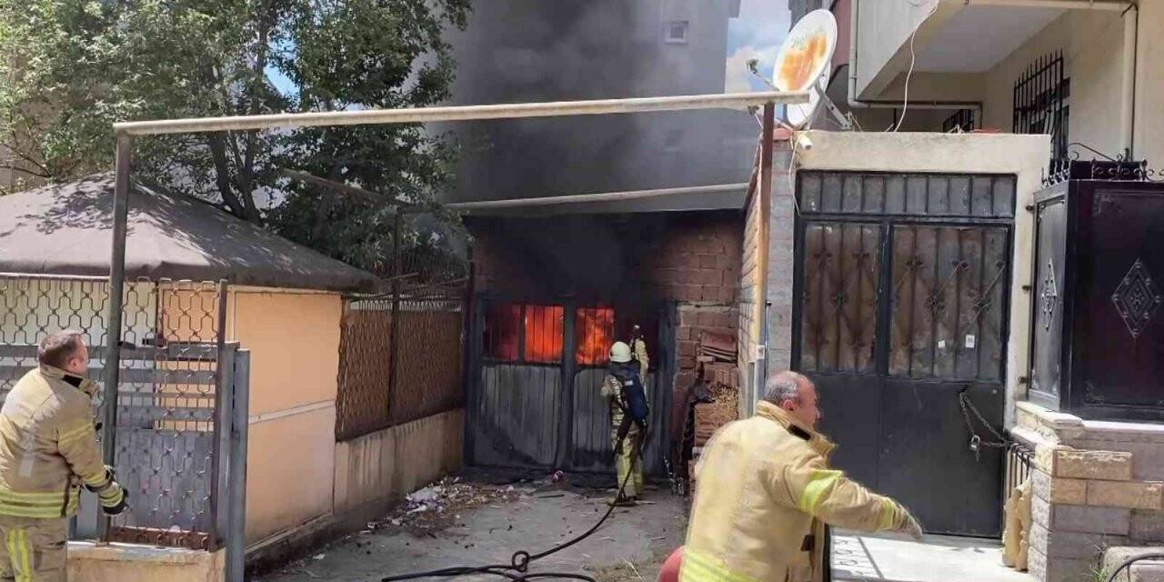 Ataşehir’de otomobil yedek parçalarının olduğu garaj alev alev yandı