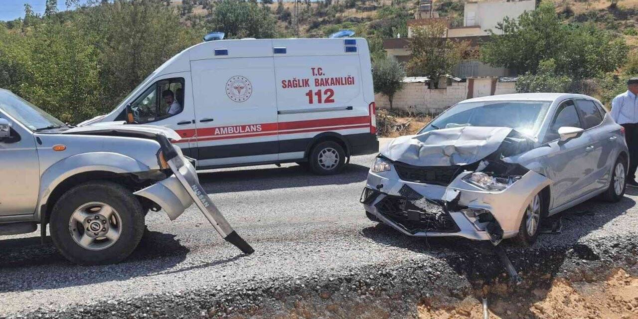 Kamyonet ile otomobil çarpıştı: 3 yaralı