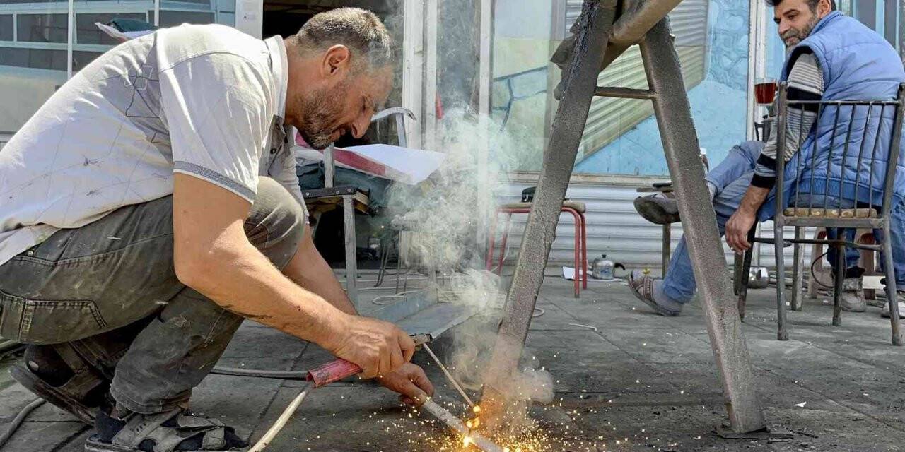 Kavurucu sıcaklarda demir doğrayarak mesleğini sürdürüyor