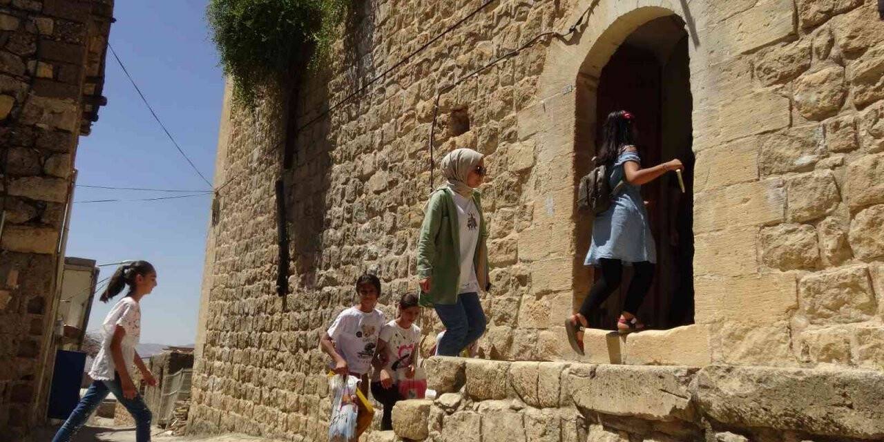 Öğrenciler Gercüş’ün tarihi konaklarını gezerek incelemelerde bulundu