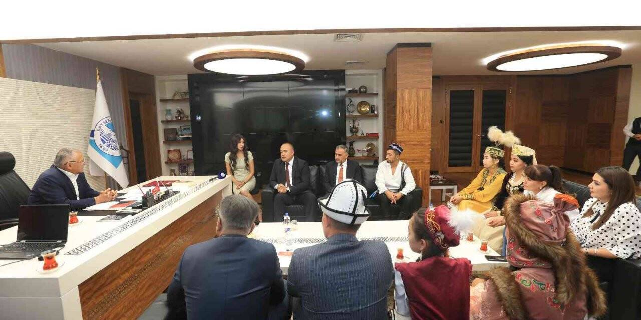 Başkan Büyükkılıç’a Türk dünyasından ’dombralı’ ziyaret