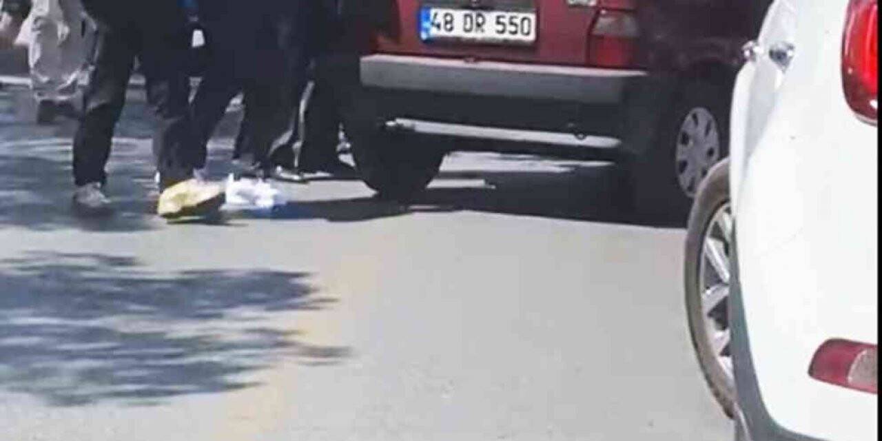 Muharrem İnce otobüsten inip araba itti