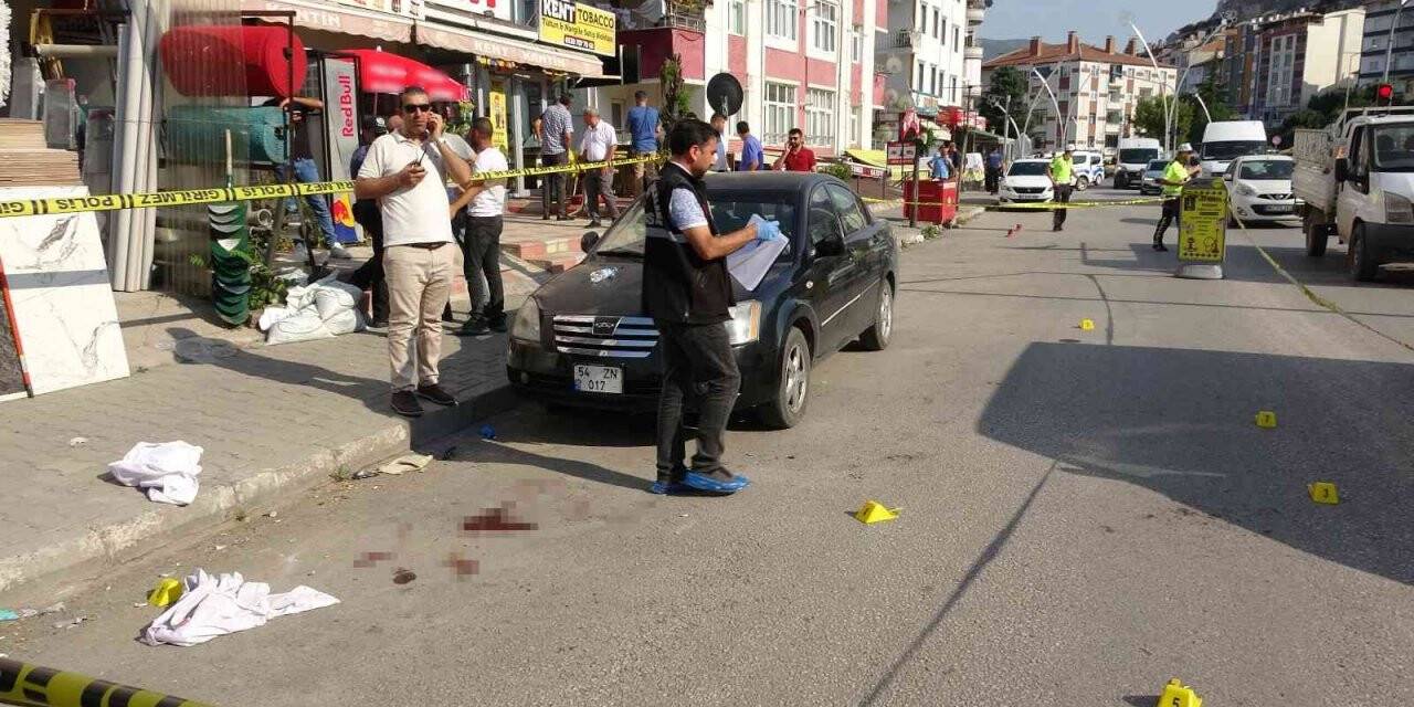 Genç kadın eski nişanlısı ile arkadaşına kurşun yağdırdı