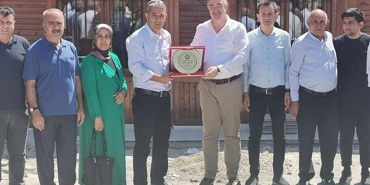 Muhtarlar Federasyonu’ndan Başkan Turanlı’ya plaket