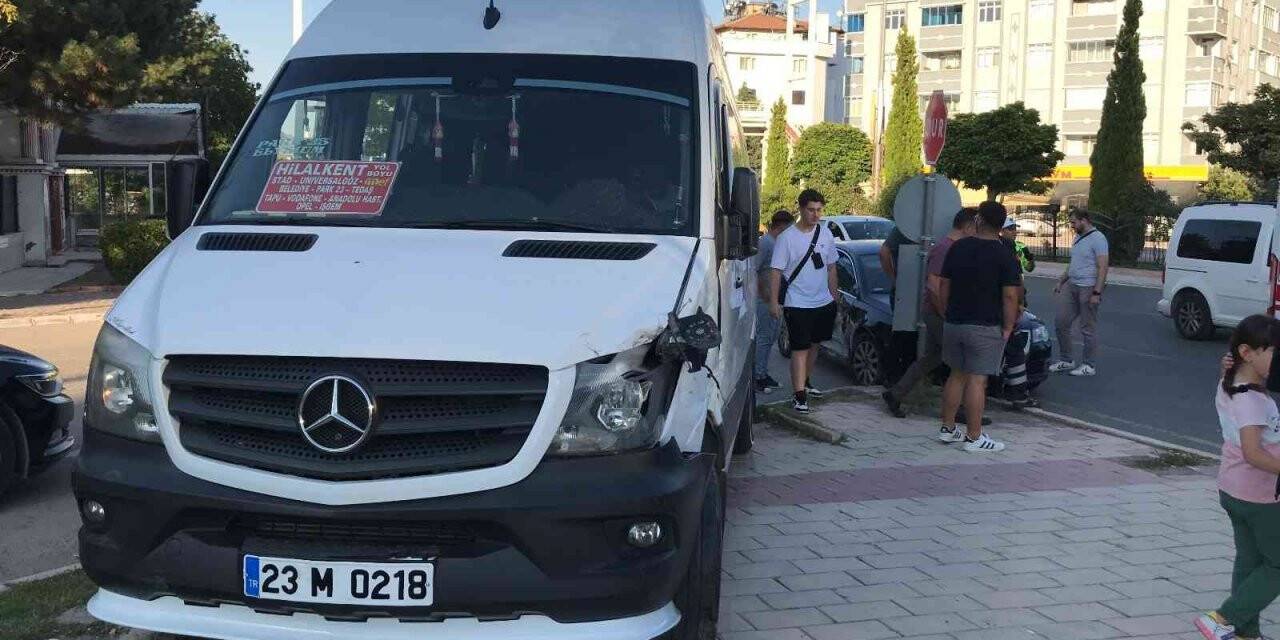 Elazığ’da minibüs ile otomobil çarpıştı: 2 yaralı