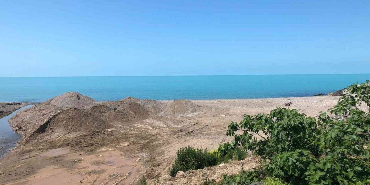 Rize’de denizde boğulma tehlikesi geçiren çocuk hayata tutunmaya çalışıyor